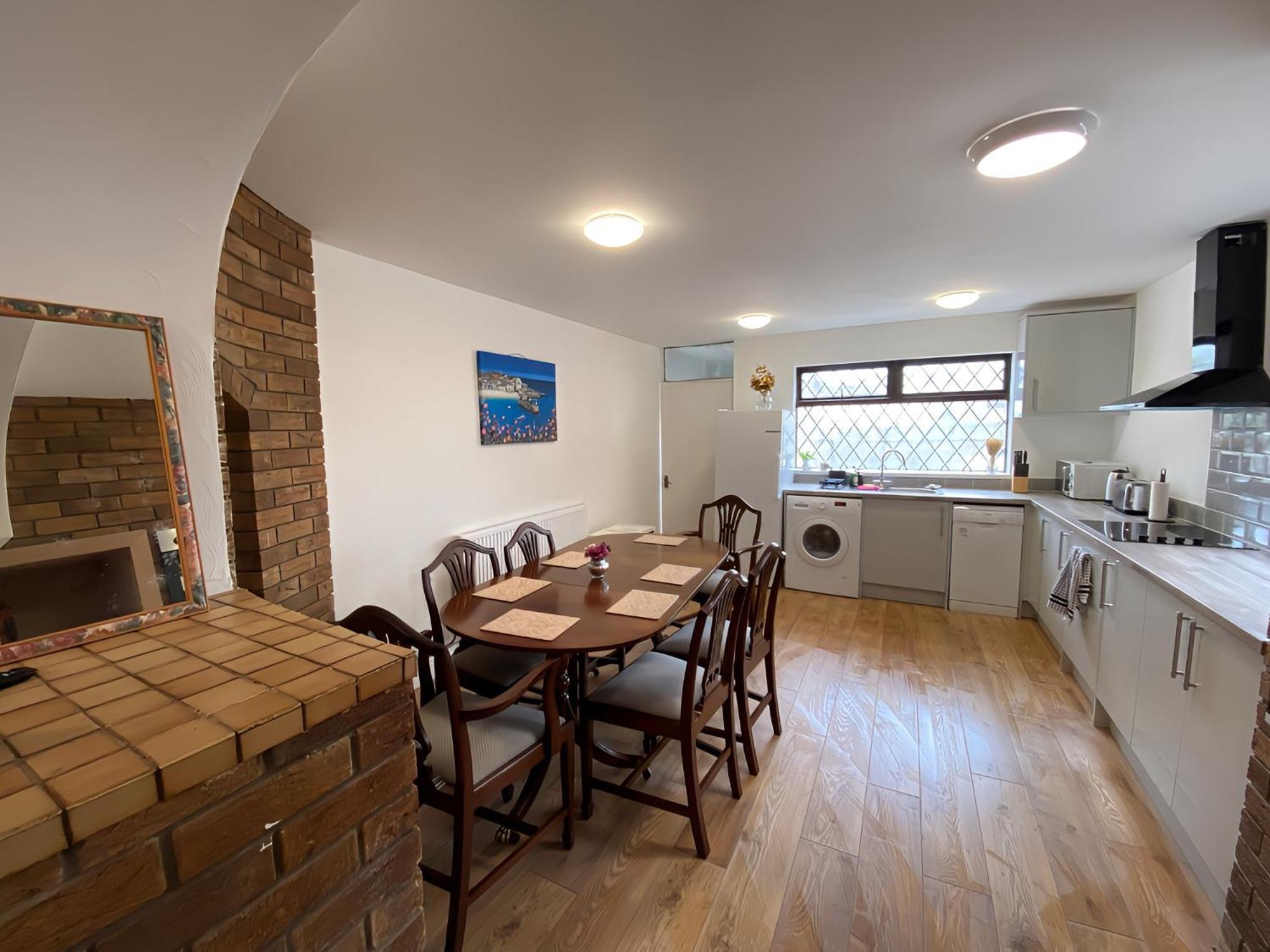 4-Bedroom Home - Perfect For Those Working In Bridgend - By Tailored Accommodation ภายนอก รูปภาพ