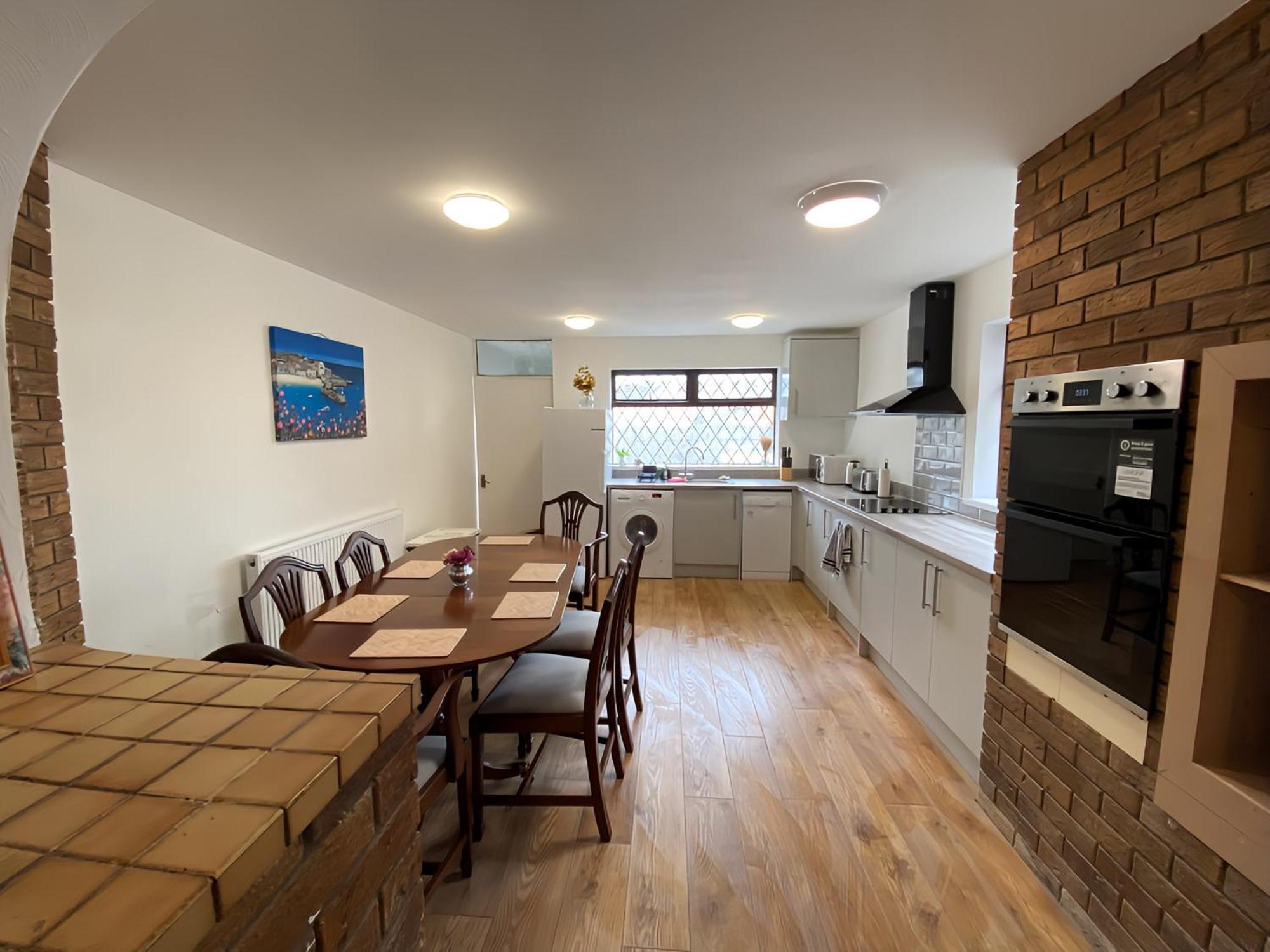 4-Bedroom Home - Perfect For Those Working In Bridgend - By Tailored Accommodation ภายนอก รูปภาพ