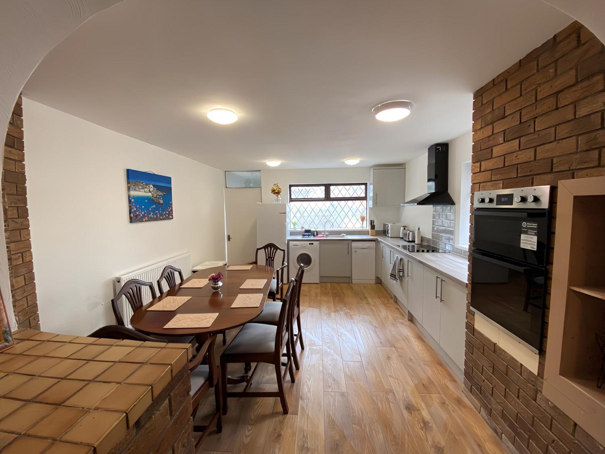 4-Bedroom Home - Perfect For Those Working In Bridgend - By Tailored Accommodation ภายนอก รูปภาพ